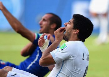 luis-suarez-chiellini-italy-uruguay-world-cup-2014
