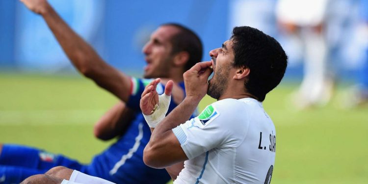luis-suarez-chiellini-italy-uruguay-world-cup-2014