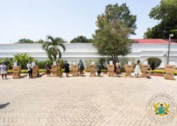 The First Lady gives working equipment to artisans