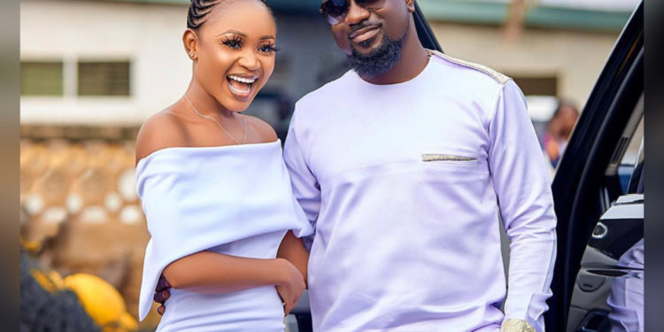 Sarkodie asks for Akuapem Poloo to be pardoned in court over judgement on “nude” pictures taken with her son