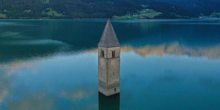 Lost village emerges from Italian lake - Lake Resia