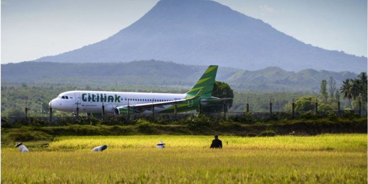 Indonesia: Covid-positive man boards flight disguised as wife