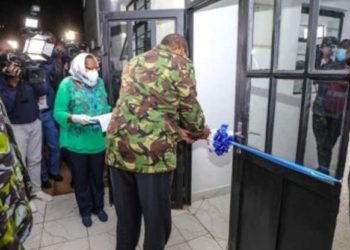 Kenyans accuse president of breaking curfew rules