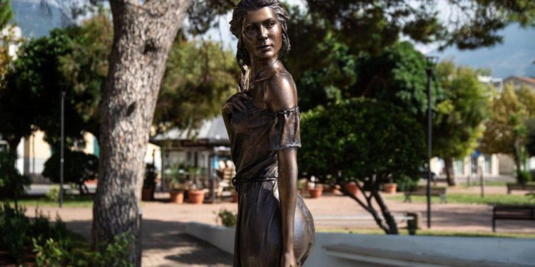 Italy: Statue of scantily-clad woman sparks sexism row