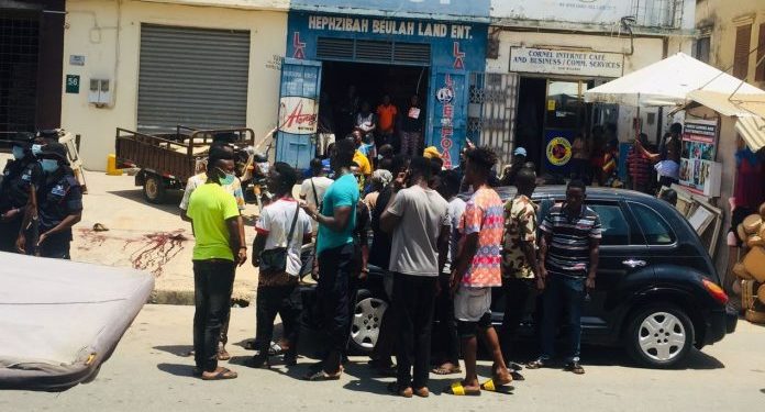 C/R: Armed robbers shoot man and flee with his money