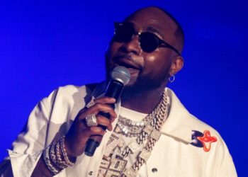Davido: Afrobeats star says fans sent him £300,000 after Twitter appeal