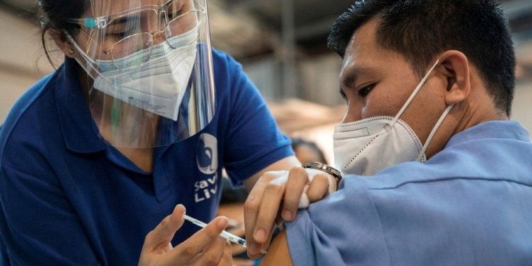 Covid: Pfizer says booster shot promising against Omicron