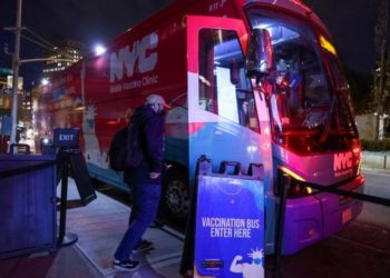 Omicron: WHO concerned rich countries could hoard vaccines