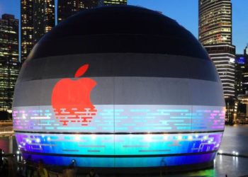 Apple becomes first firm to hit $3tn market value