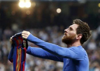 Dani Alves urges Lionel Messi to end his career back at Barcelona