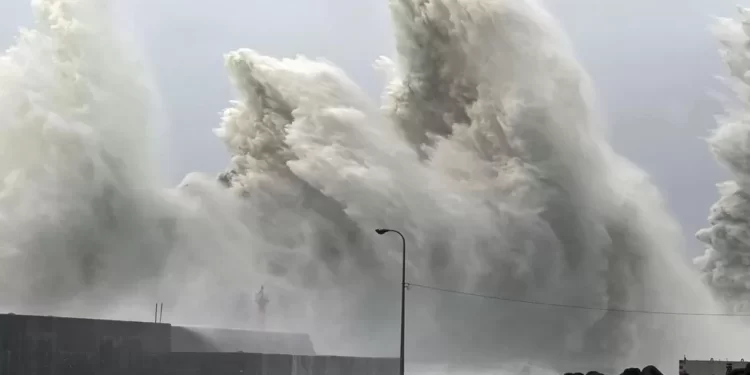 Japan storm: Nine million people told to evacuate as super typhoon Nanmadol hits