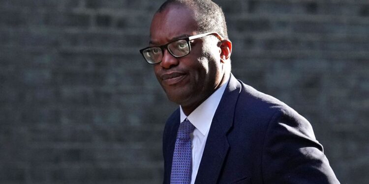 Pound hits record low after tax cut plans