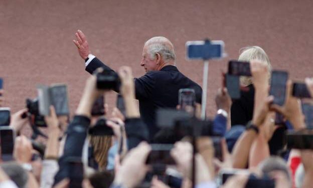 Cries of 'Long live the King' outside the Palace