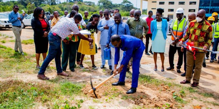 ucc-vc-cuts-sod-for-the-construction-of-120-academic-offices-and-12-labs-worth-ghc-151m