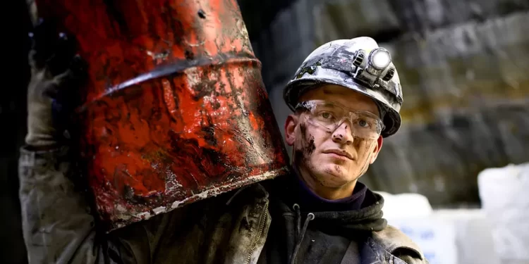 Ukraine war: Oil prices rise as cap on Russian crude looms