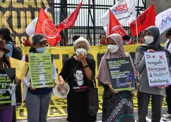 Indonesia passes criminal code banning sex outside marriage