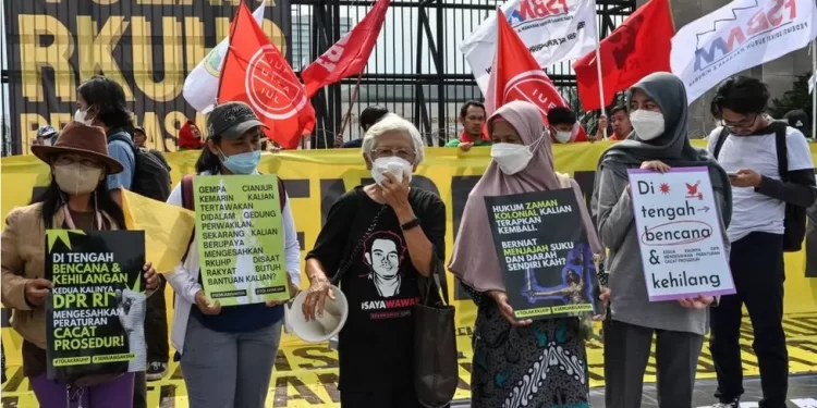 Indonesia passes criminal code banning sex outside marriage