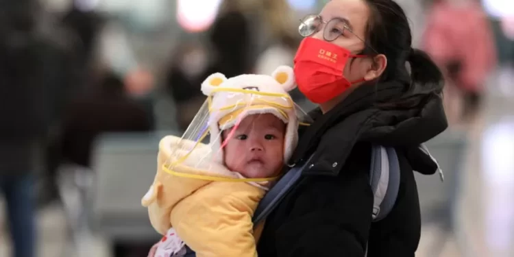 China's population falls for first time since 1961