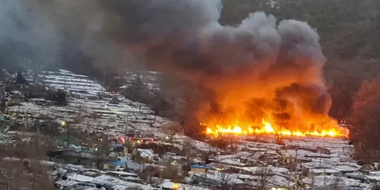South Korea slum fire: Hundreds evacuated in Seoul