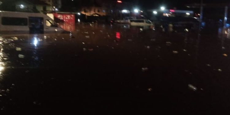 Kumasi: Vehicles submerged in flood waters at Anloga Junction