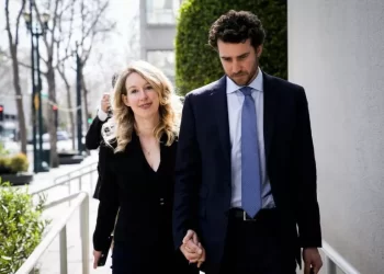 Elizabeth Holmes delays start of prison sentence