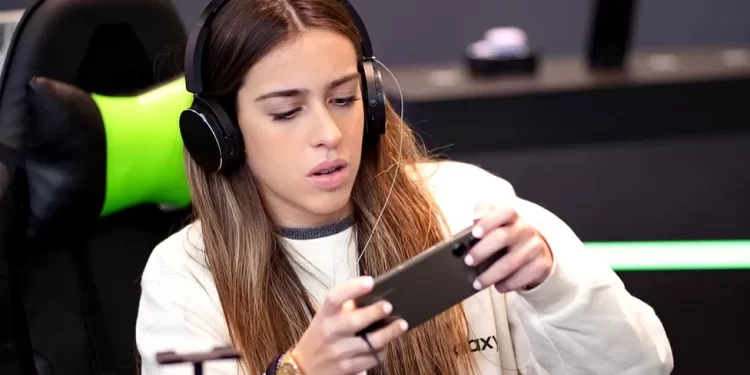 Samsung to cut chip production after profits plunge 96%