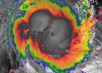 Thousands ordered to shelter from Australia cyclone