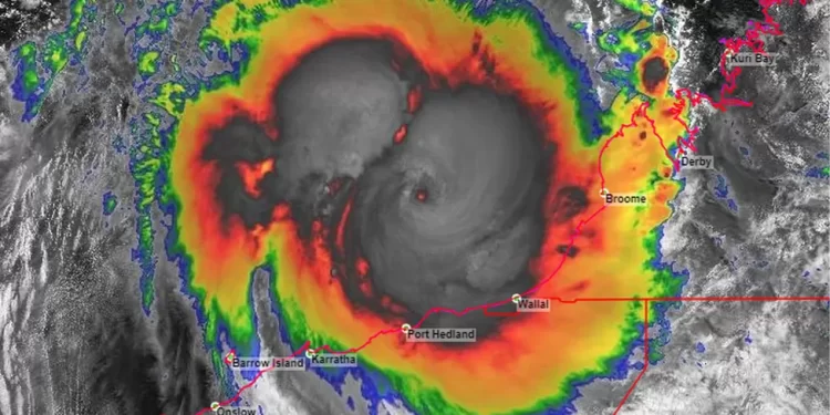 Thousands ordered to shelter from Australia cyclone