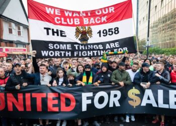 Glazer family consider options as final Man Utd takeover deadline approaches