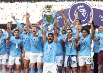 Manchester City lift 2022/23 Premier League trophy