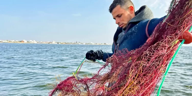 Migrant crisis: Tunisian fisherman finds dead bodies in his net