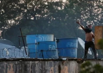 Inmates at Paraguay jail hold guards hostage