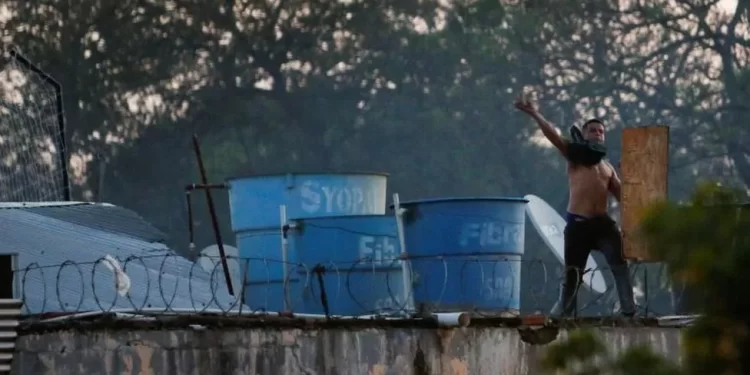 Inmates at Paraguay jail hold guards hostage