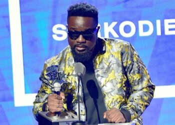 “Don’t be carried away by fame”, Sarkodie offers free advice to upcoming musicians