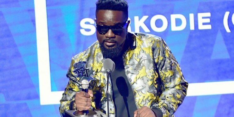 “Don’t be carried away by fame”, Sarkodie offers free advice to upcoming musicians