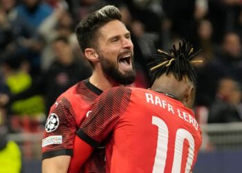 Giroud's header earns Milan crucial win over PSG