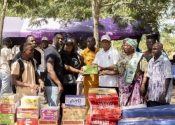 Joe Mettle donates to Mepe flood victims