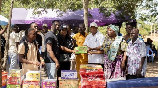 Joe Mettle donates to Mepe flood victims