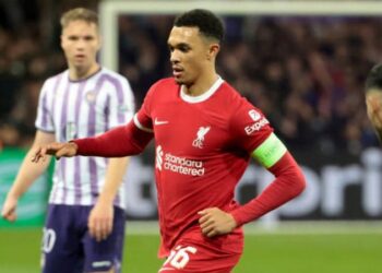Liverpool defender Trent Alexander-Arnold has been ruled out for "a few weeks" with a knee injury.