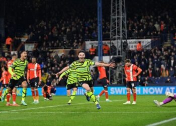 Luton 3-4 Arsenal: Gunners 'showing spirit' with another late winner