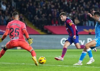 Roberto double gives Barca precious victory