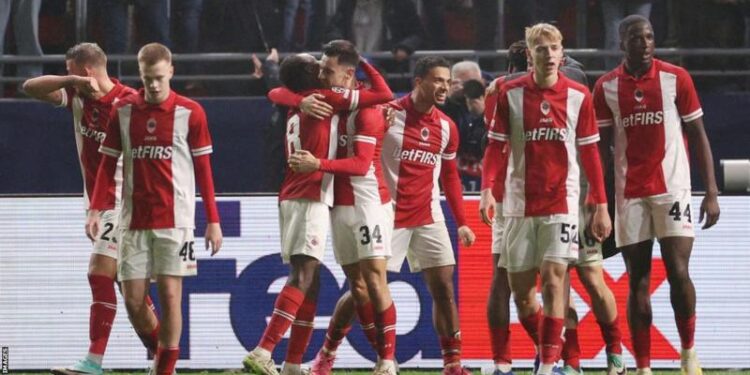 Royal Antwerp score late winner to stun Barcelona