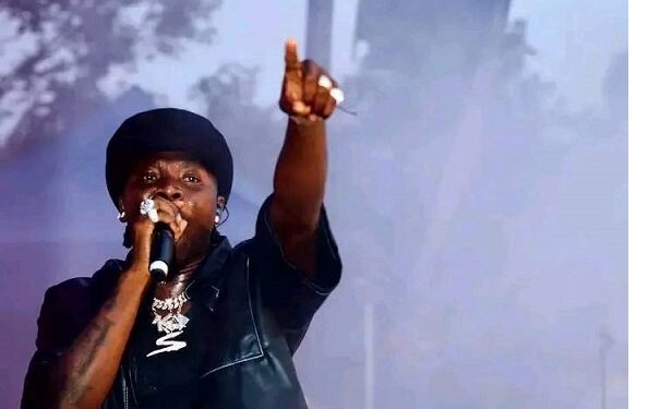 Stonebwoy thrills GCB staff at GCB Mobile App launch