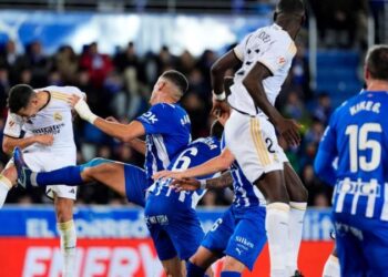 Vazquez scores late winner as 10-man Real go top