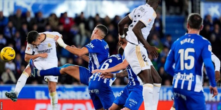 Vazquez scores late winner as 10-man Real go top