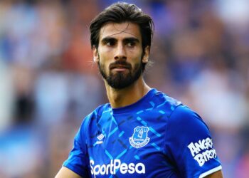 Andre Gomes' fine free-kick helped Everton beat Crystal Palace in their FA Cup third-round replay to set up a tie against Luton Town.