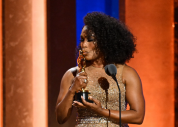 Angela Bassett receives honorary Oscar