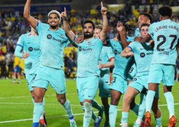Gundogan nets late penalty to give Barcelona victory