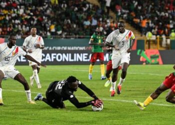 Toothless Cameroon held to draw by 10-man Guinea