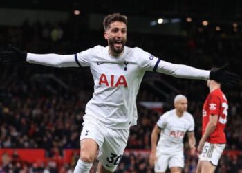 Tottenham fight back to earn draw at Man Utd